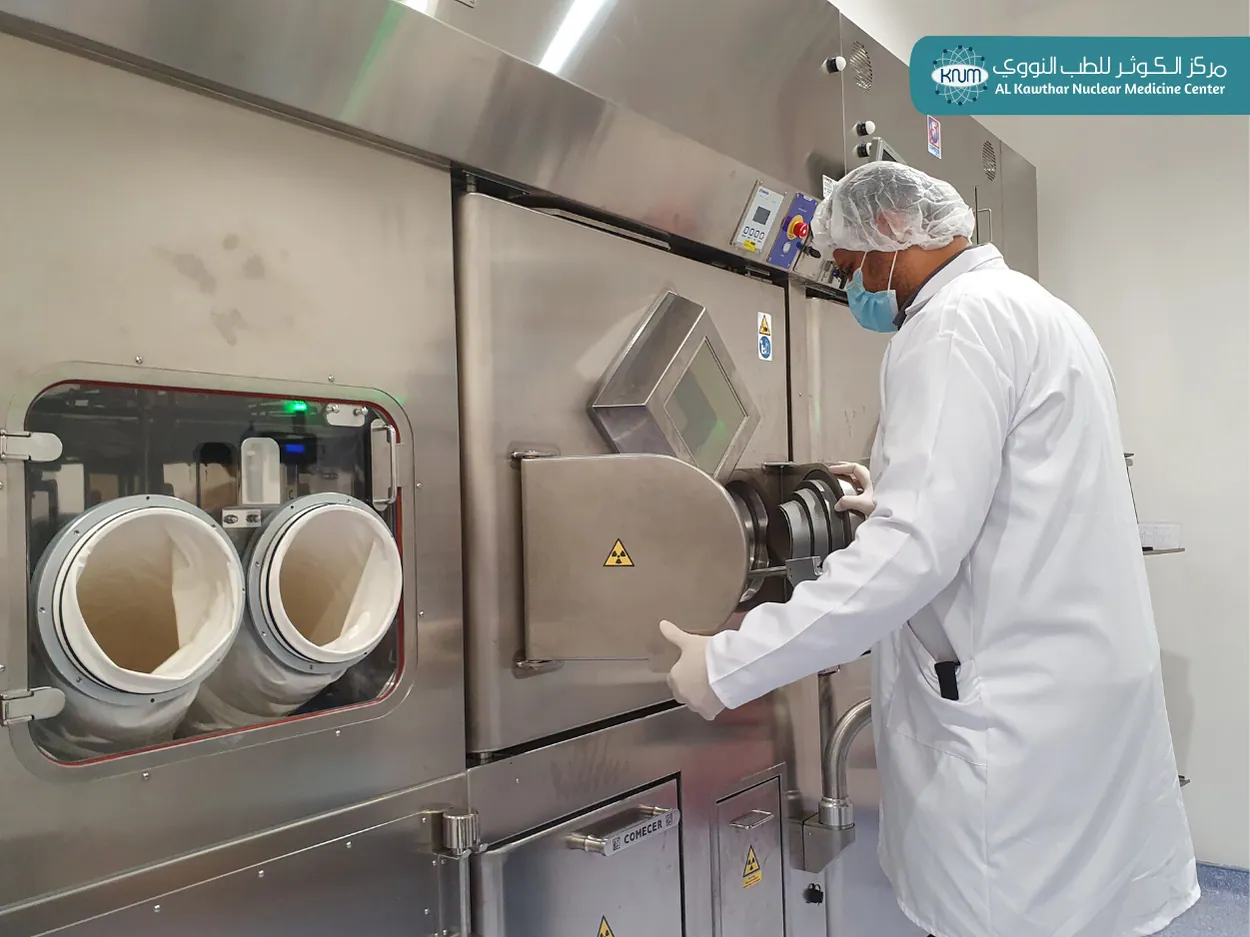 فني داخل خلية مدرَّعة لإنتاج النظائر الطبية في مركز الطب النووي بالبصرة